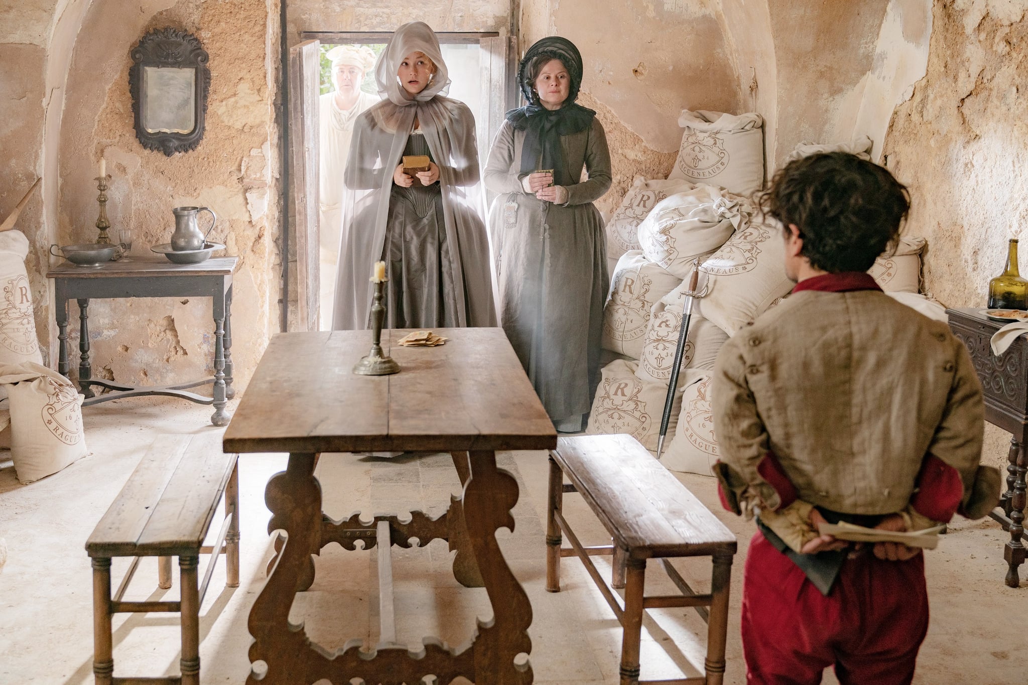 CYRANO, from left: Peter Wight, Haley Bennett, Monica Dolan, Peter Dinklage as Cyrano 2021. ph: Peter Mountain / MGM / Courtesy Everett Collection