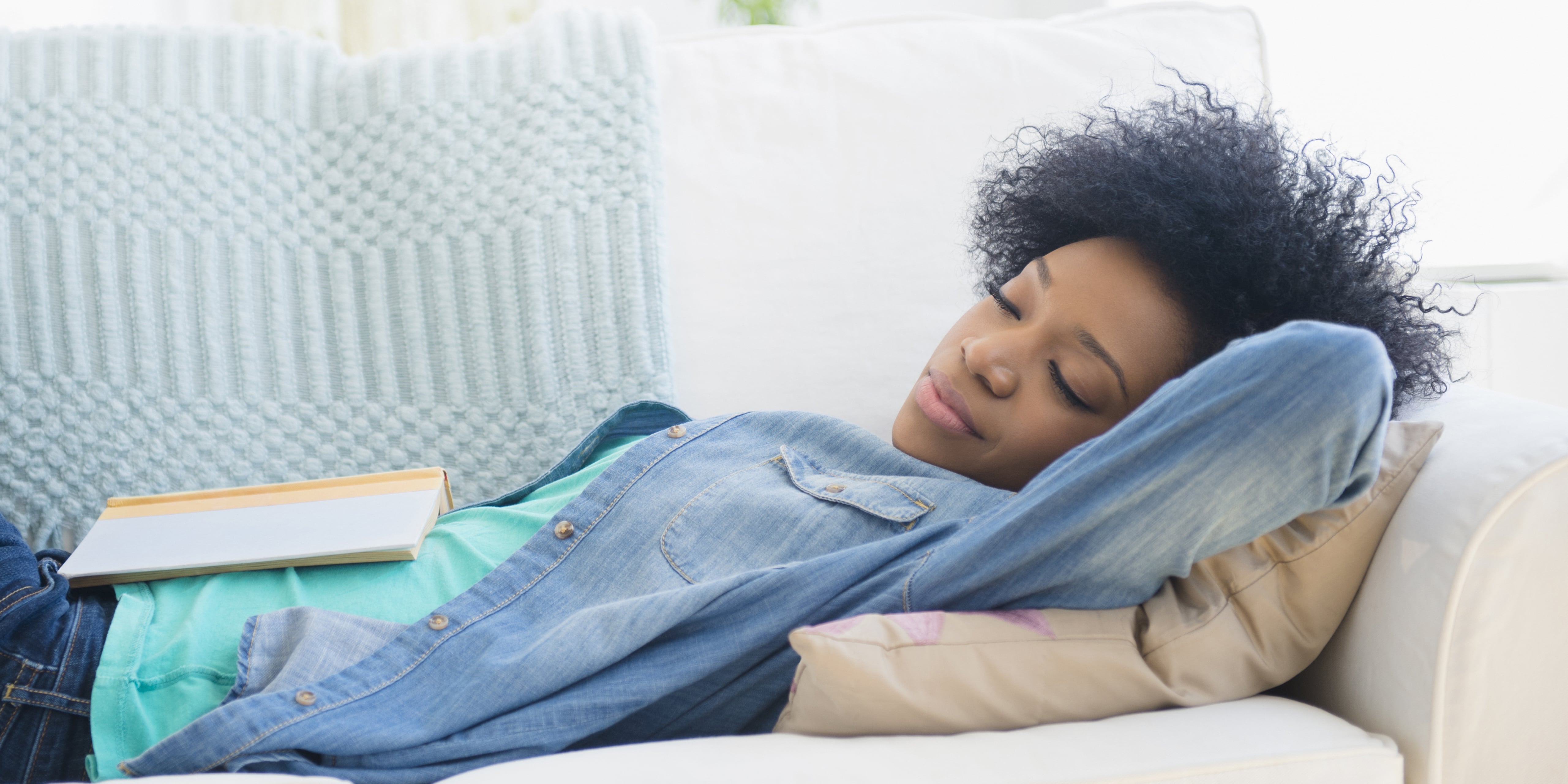 прогулка с малышом на свежем воздухе.