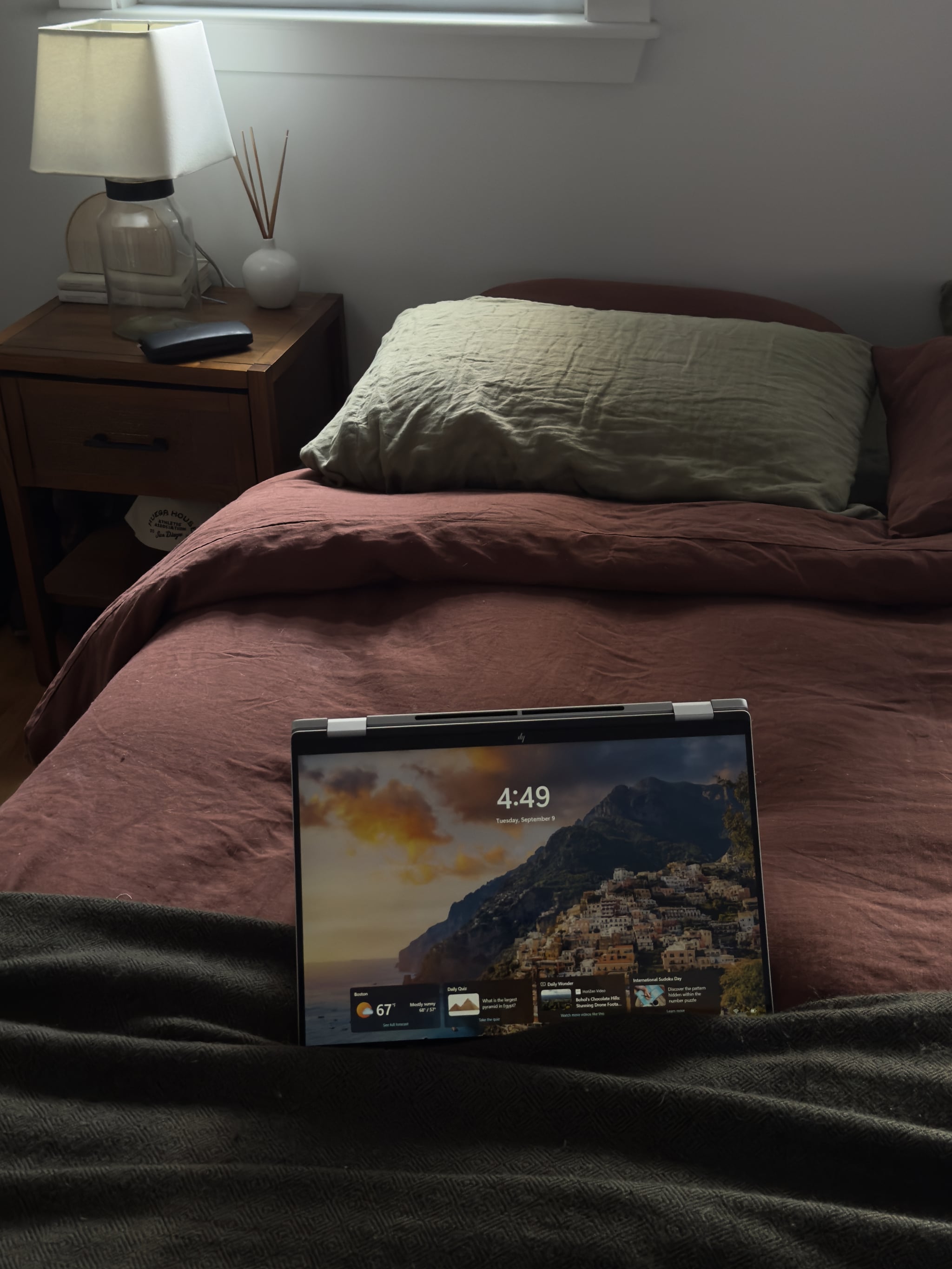 HP Omnibook 7 Flip Laptop on bed
