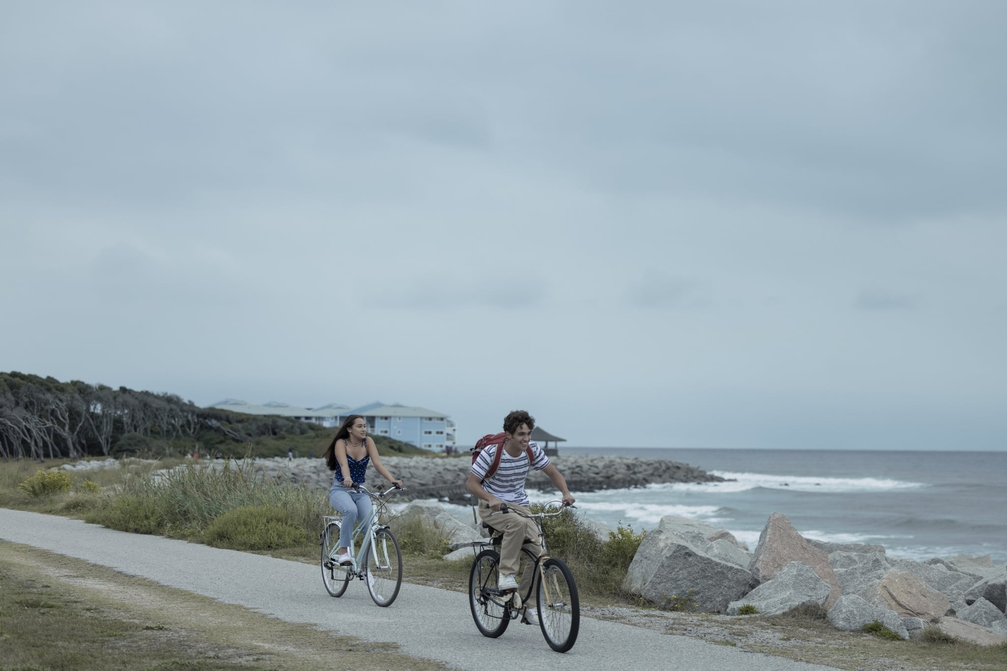 这个夏天我漂亮,萝拉东(左),“夏天抓”,(第一季,ep。105年,2022年6月17日播出)。照片:彼得·泰勒/亚马逊/礼貌埃弗雷特收集