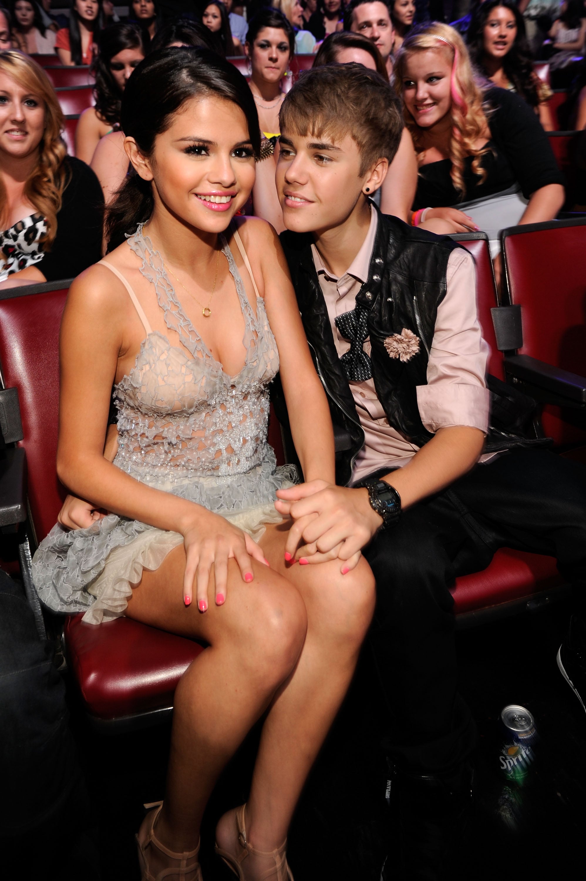 Pictures of Selena Gomez and Justin Bieber Kissing at 2011 Teen Choice Awards ...