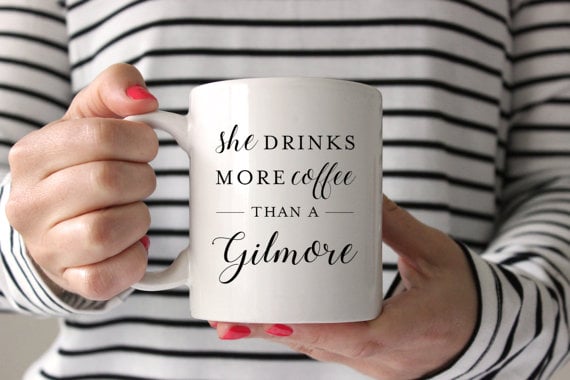 她比一个Gilmore杯喝更多的咖啡
