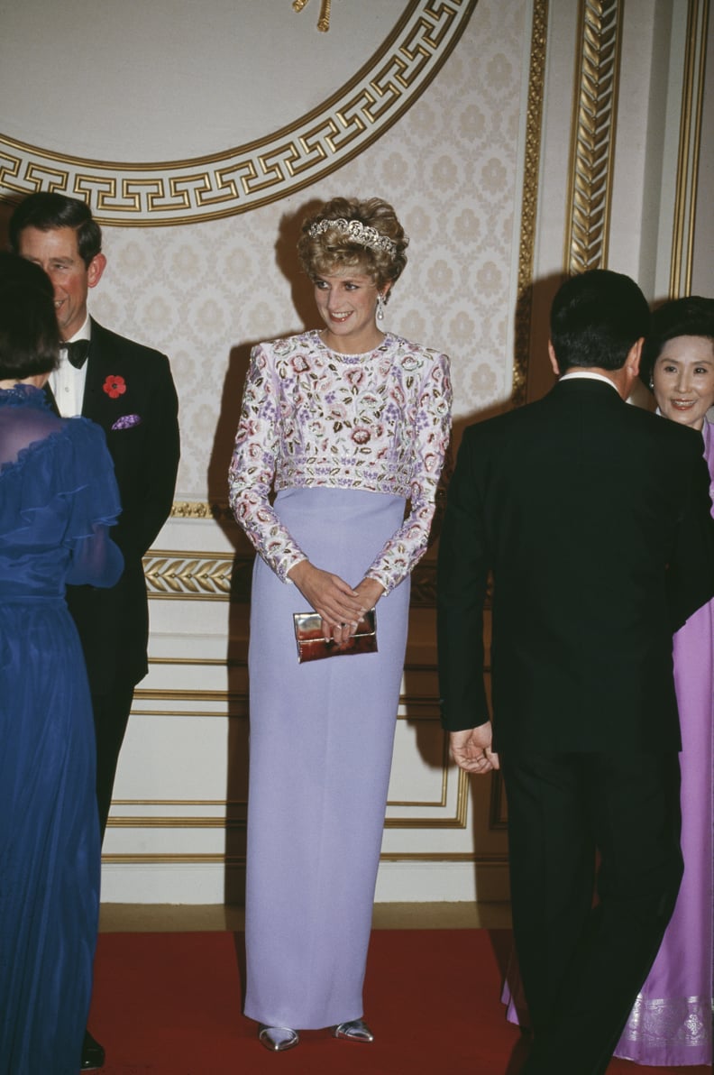 戴安娜王妃Rewears凯瑟琳·沃克礼服1992年在首尔青瓦台宴会