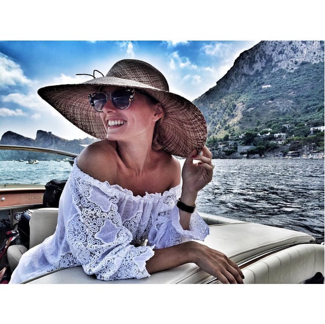 Olivia shared the above photo of her white ruffled off-the-shoulder top, which she completed with a wide-brim sun hat. "A little sea breeze," she captioned her photo.
