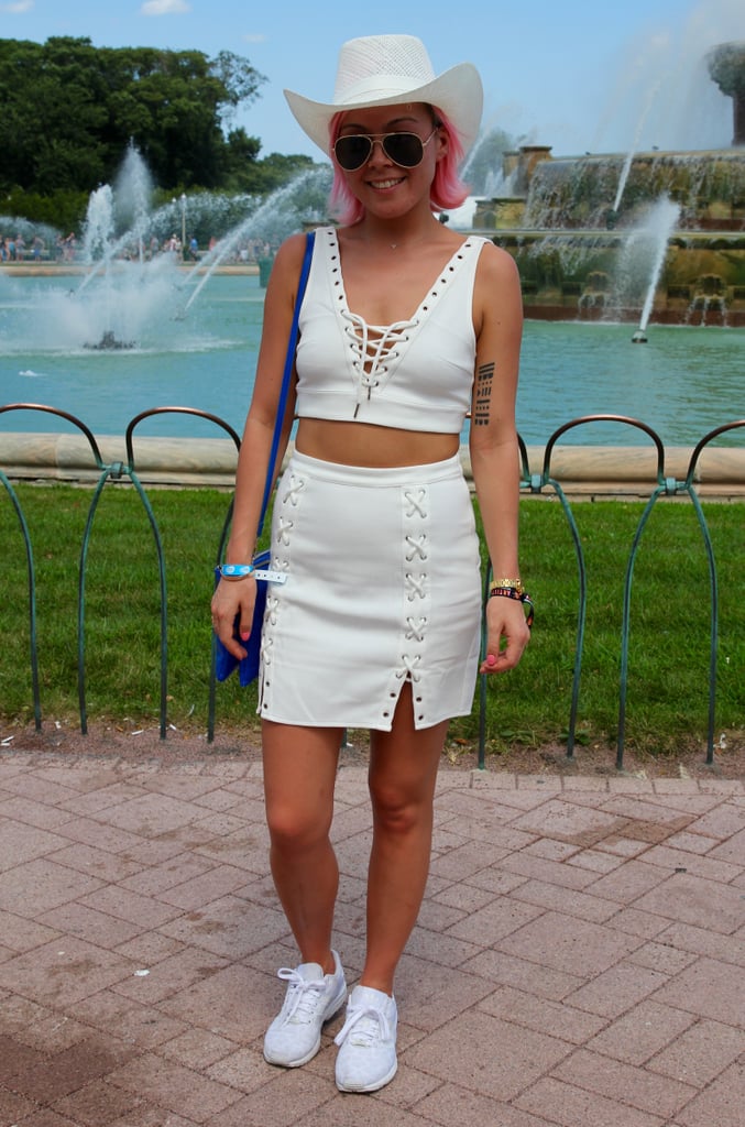 This stylist rocked a monochromatic head-to-toe look, pairing a white lace-up skirt set with white kicks and a white cowboy hat.