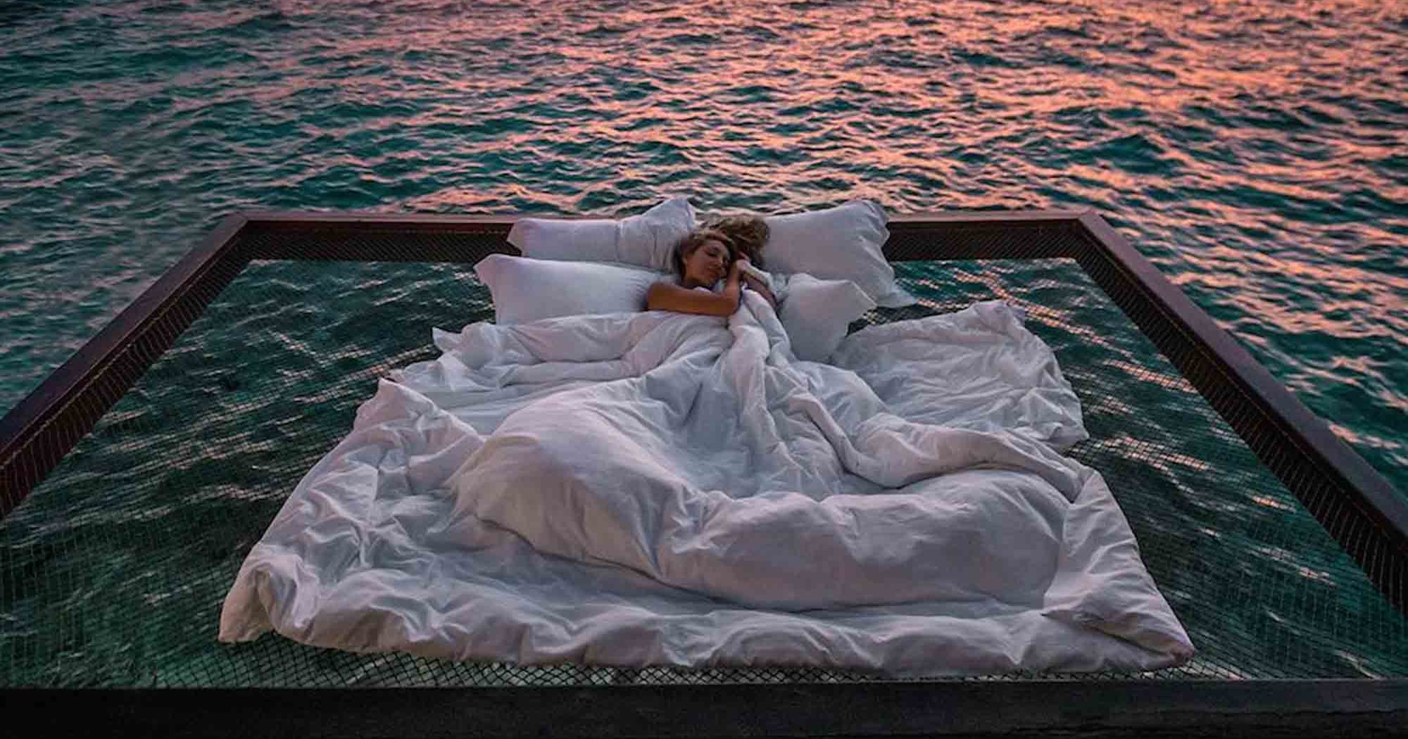 Сон океан плыть. Ocean swim. Девушка в океане. Мужчина купается в море. Подо льдом.