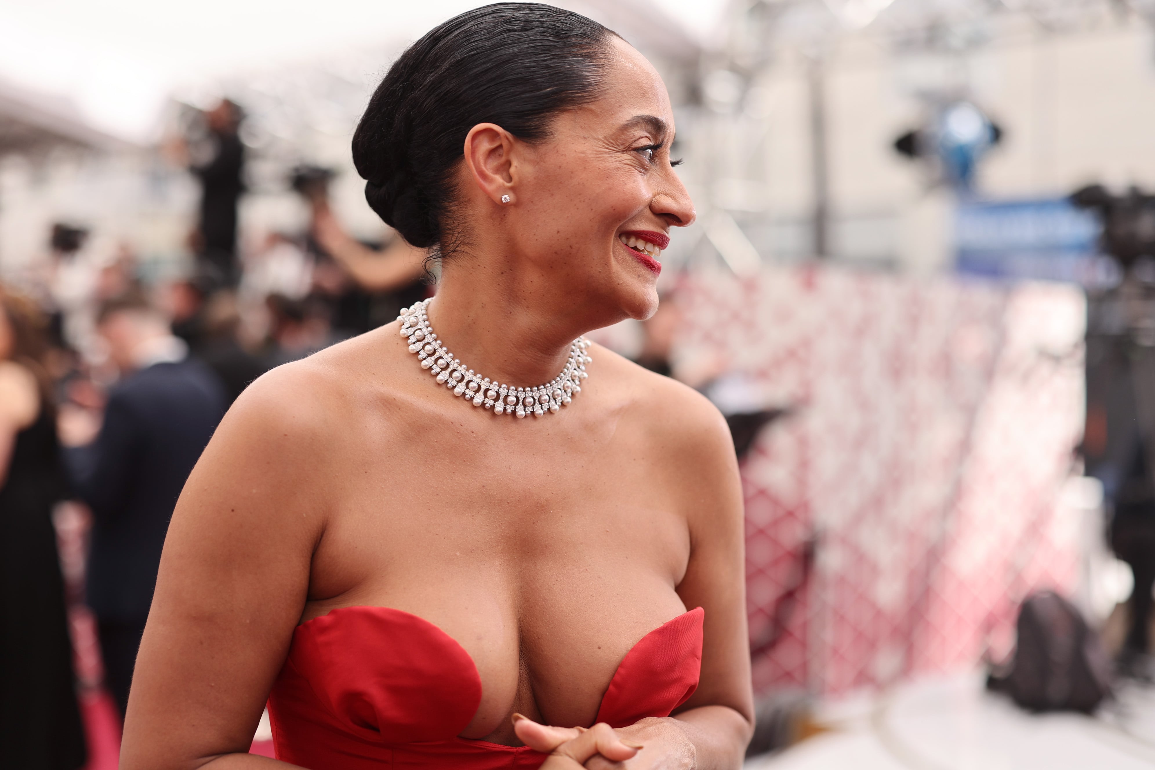 Tracee Ellis Ross Stuns in Red at 2022 Oscars: Red Carpet Photos – SheKnows