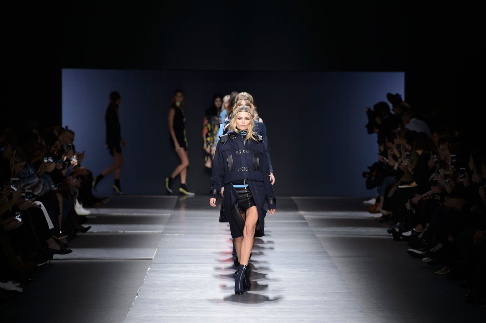 Versace Fall 2016 Runway | PS Fashion