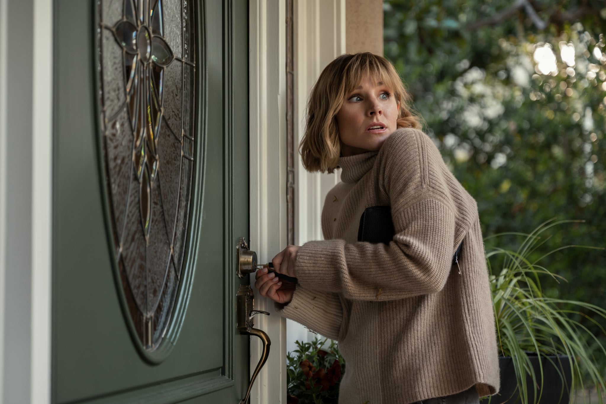 The Woman in the House Across the Street From the Girl in the Window. Kristen Bell as Anna in episode 103 of The Woman in the House Across the Street From the Girl in the Window. Cr. Colleen E. Hayes/Netflix  2021
