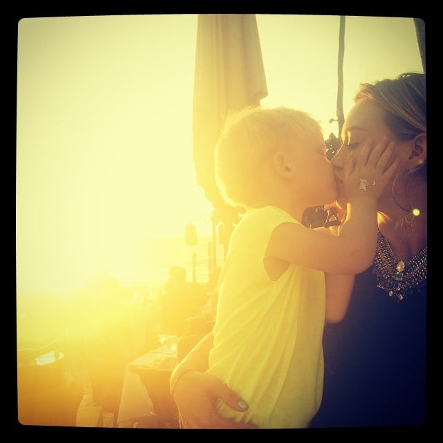 Hilary Duff shared a kiss with her child.
Source: Instagram user hilaryduff