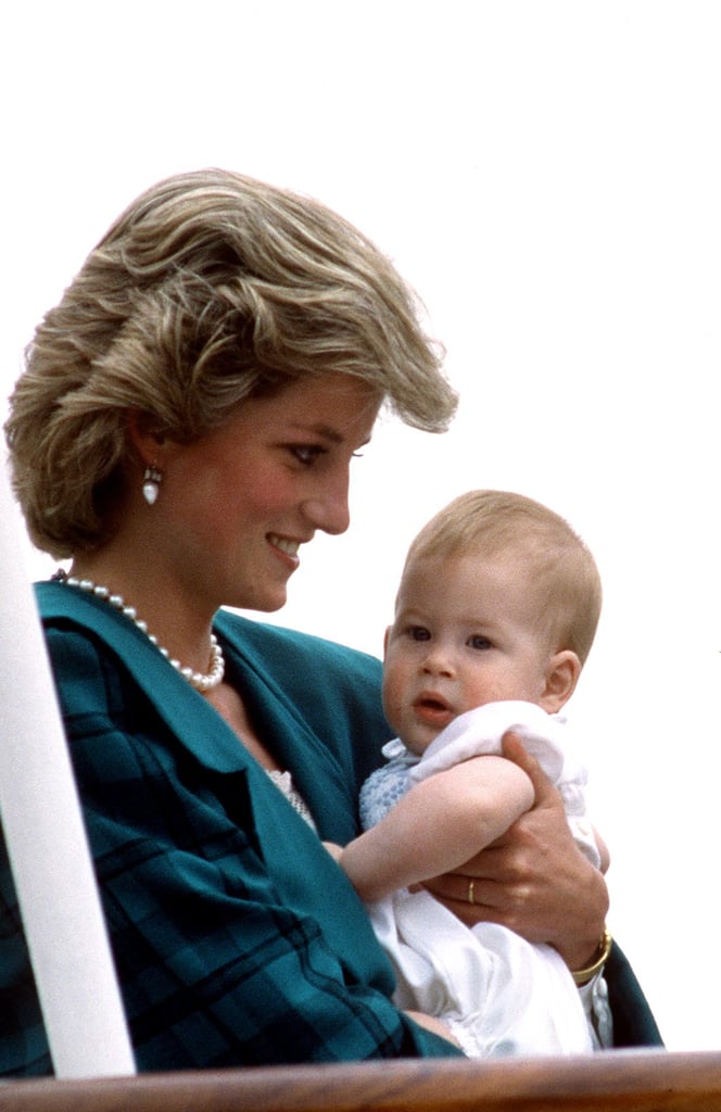 哈里王子一直接近他的妈妈在1985年5月意大利皇家之旅。