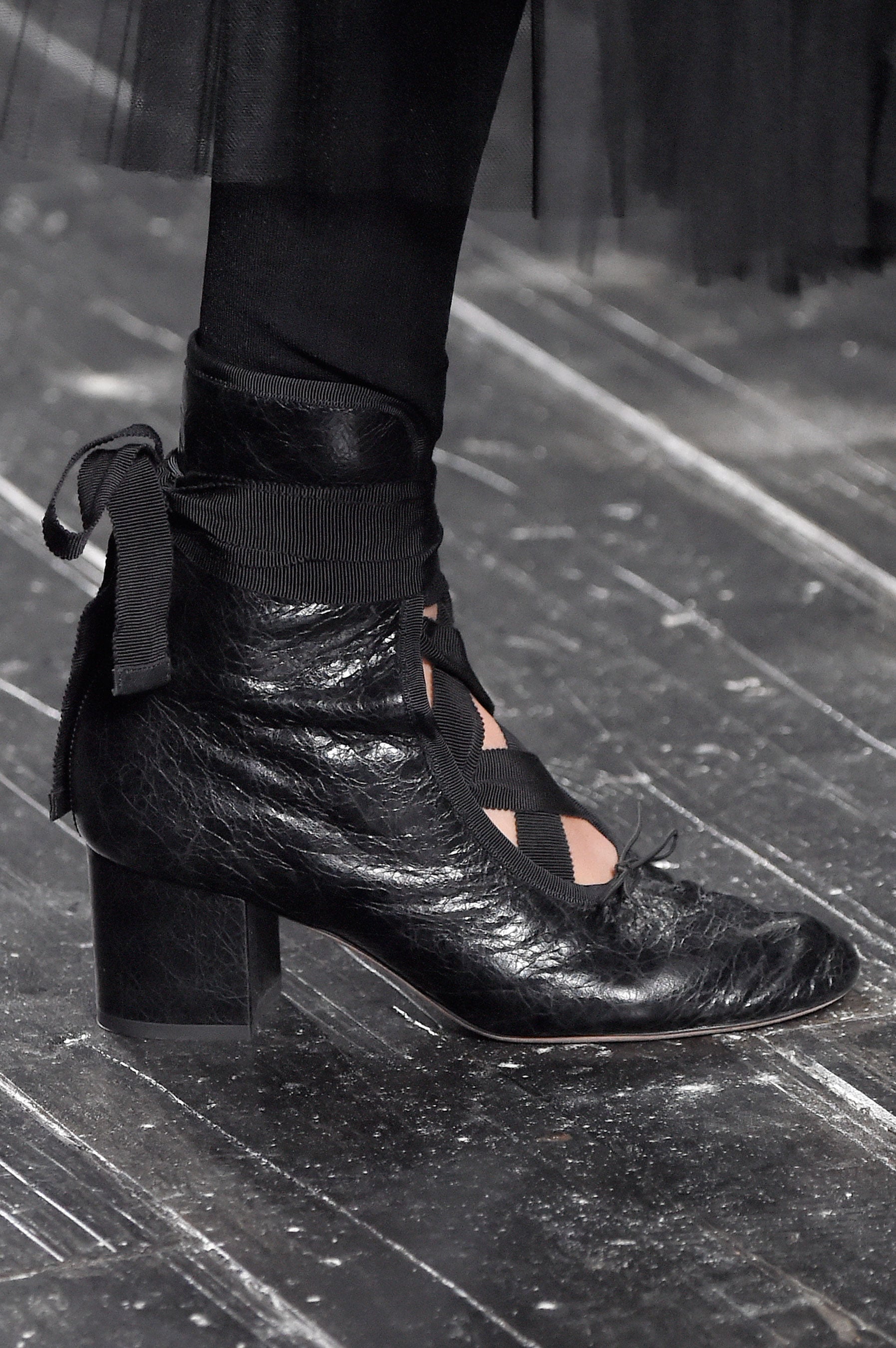 terugvallen Etna steen Valentino Fall 2016 | Check Out the Latest Designer Shoes That Just Walked  the Runway at PFW | POPSUGAR Fashion Photo 5