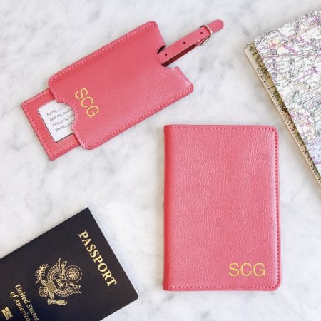 个性化的粉红色皮革护照持有人和行李标记集