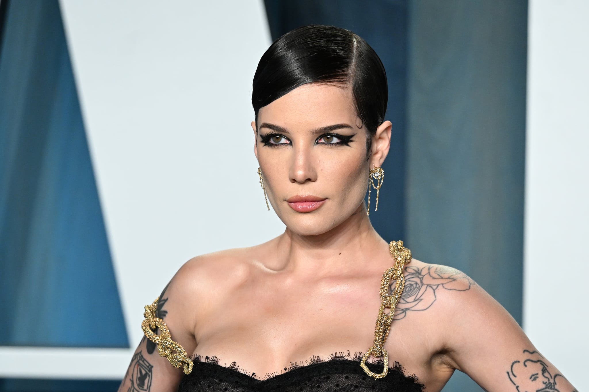 BEVERLY HILLS, CALIFORNIA - MARCH 27: Halsey attends 2022 Vanity Fair Oscar Party Hosted By Radhika Jones at Wallis Annenberg Center for the Performing Arts on March 27, 2022 in Beverly Hills, California. (Photo by Daniele Venturelli/WireImage)