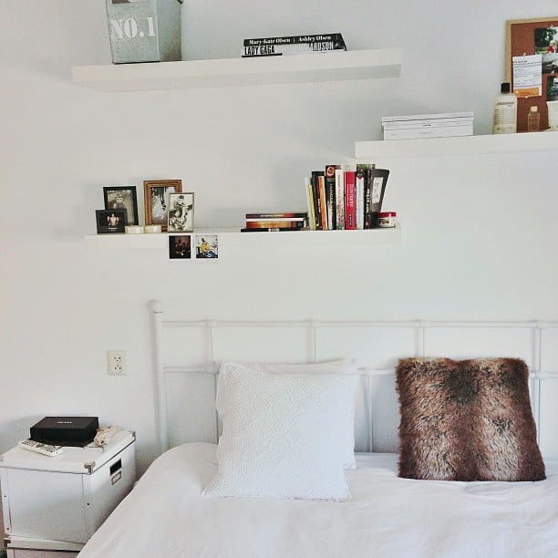 تمتزج الرّفوف البيضاء مع الجدران البيضاء مثلها، فتعطي تأثيراً بأنّ الكتب والتحف الفنيّة عائمة في الهواء.
Source: Instagram user tesswien