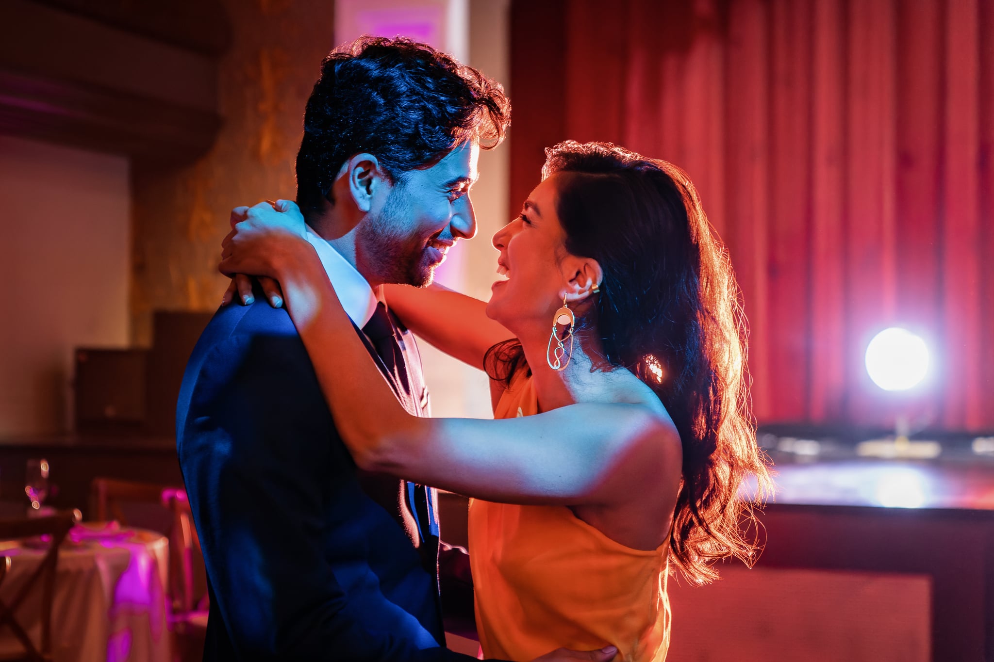 Wedding Season. (L to R) Suraj Sharma as Ravi, Pallavi Sharda as Asha in Wedding Season. Cr. Ken Woroner/Netflix © 2022.