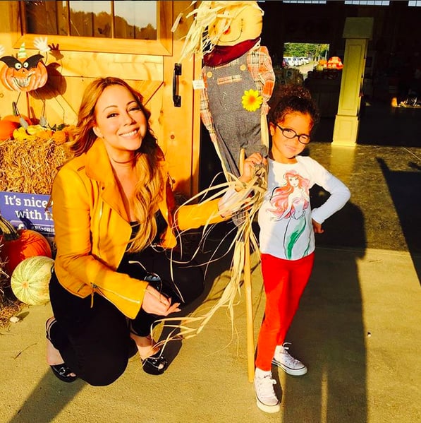 Mariah Carey Carves Pumpkins With Her Kids 2015