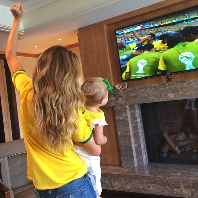 Gisele Bündchen and her daughter, Vivian Brady, cheered on Team Brazil from their living room.
Source: Instagram user giseleofficial