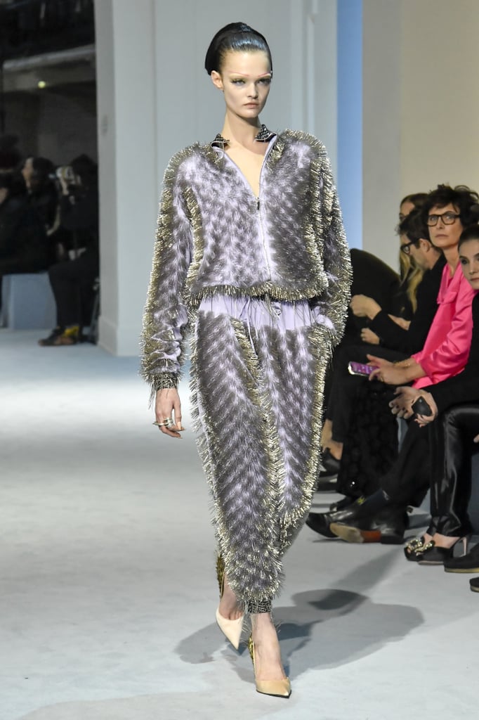 让·保罗·高提耶凯莉詹纳的胸衣穿在巴黎