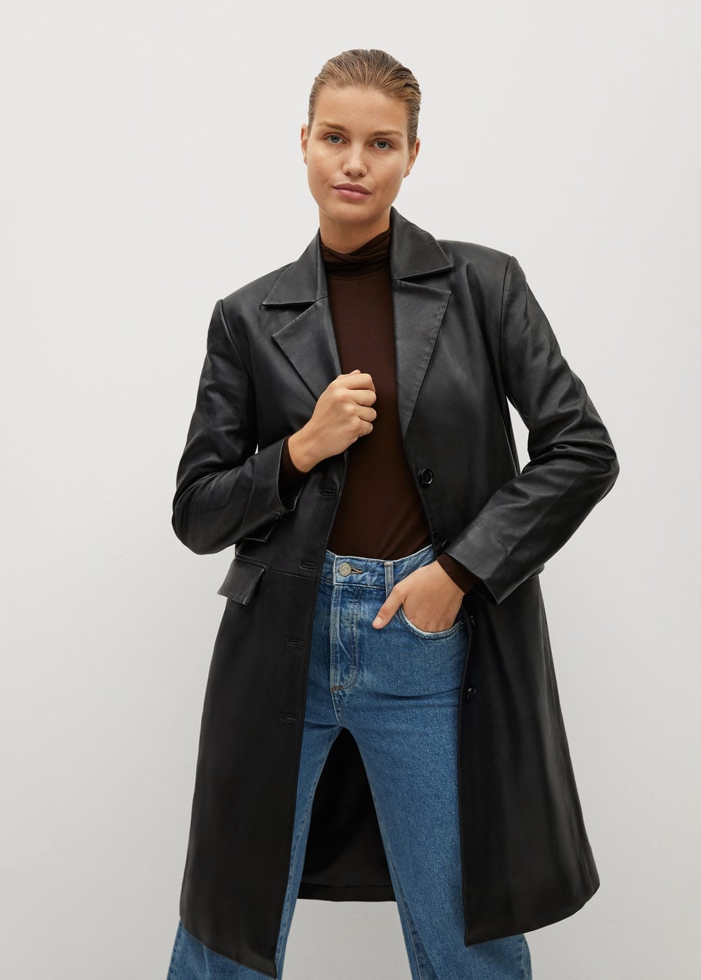 Selena Gomez Went Shopping in an Louis Vuitton Trench Coat