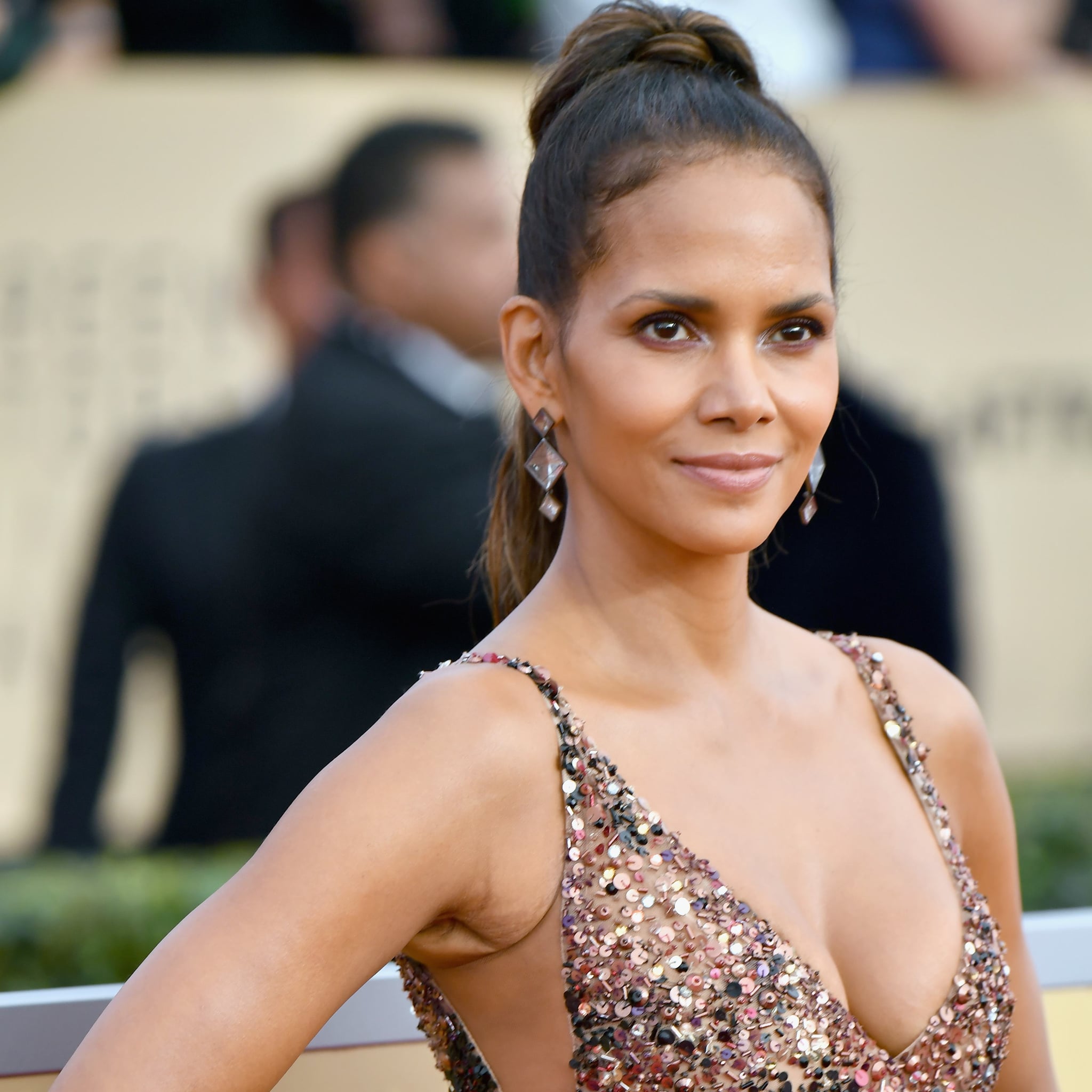 Halle Berrys Shaved Hair At The 2018 SAG Awards POPSUGAR Beauty