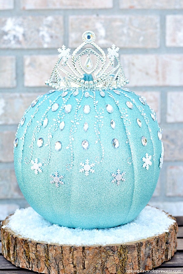 Be the envy of every home on your block when you create this glistening DIY Elsa pumpkin, complete with a crown and snow-capped pedestal.