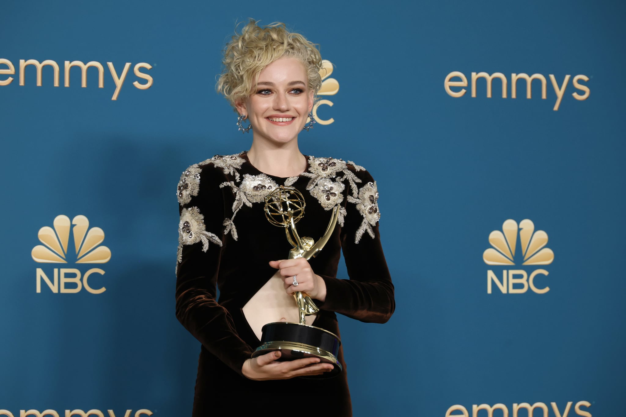 LOS ANGELES, CALIFORNIA - SEPTEMBER 12: Julia Garner, winner of the Outstanding Supporting Actress in a Drama Series award for 'Ozark,' poses in the press room during the 74th Primetime Emmys at Microsoft Theatre on September 12, 2022 in Los Angeles, California. (Photo by Frazer Harrison/Getty Images)