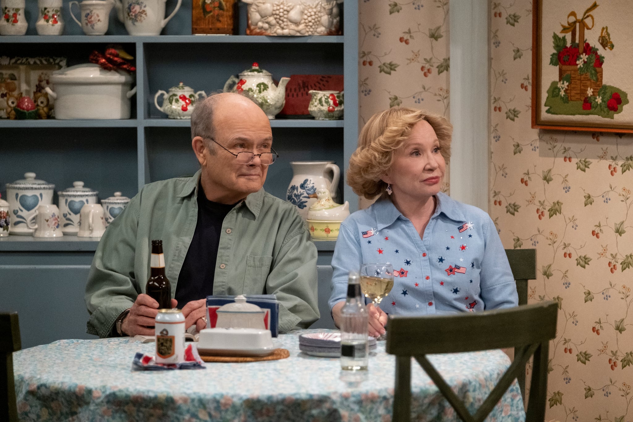 That '90s Show. (L to R) Kurtwood Smith as Red Forman, Debra Jo Rupp as Kitty Forman in episode 101 of That '90s Show. Cr. Patrick Wymore/Netflix © 2022