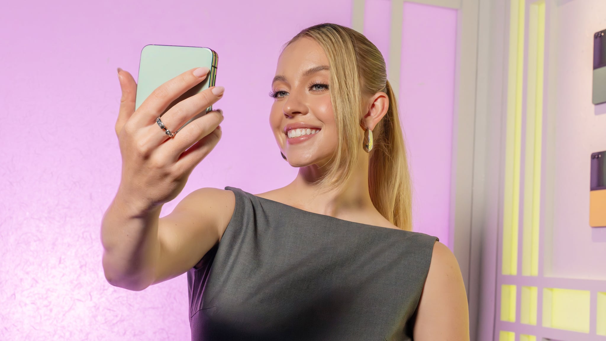 sydney sweeney holding galaxy z flip 5 phone