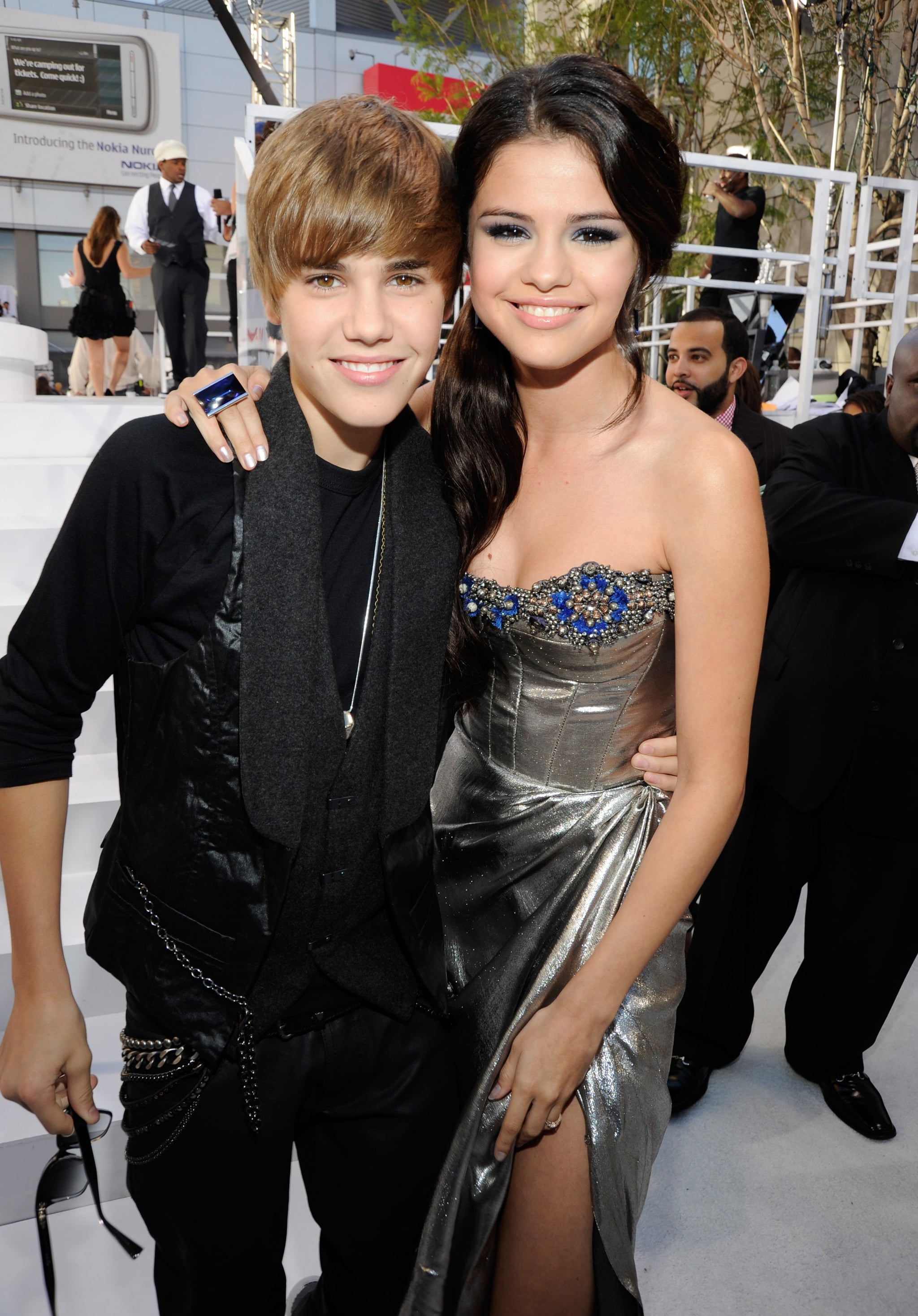 Selena Gomez Stopped To Pose With Justin Bieber At The September 2010 Justin And Selena Split See Their Sweetest Relationship Moments Popsugar Celebrity Photo 10