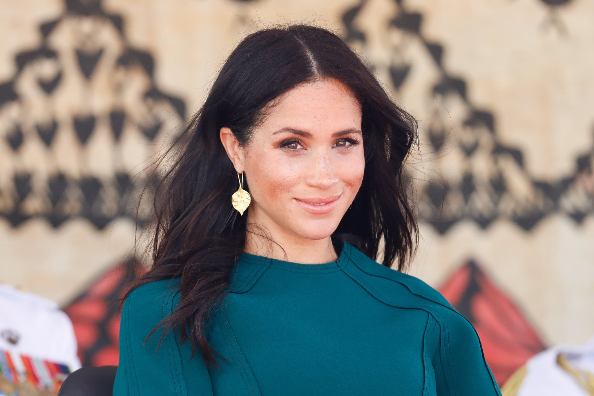 NADI, FIJI - OCTOBER 25: Prince Harry, Duke of Sussex and Meghan, Duchess of Sussex attend the Unveiling of the Labalaba Statue Meghan, Duchess of Sussex looking straight to camera on October 25, 2018 in Nadi, Fiji. The Duke and Duchess of Sussex are on their official 16-day Autumn tour visiting cities in Australia, Fiji, Tonga and New Zealand.  (Photo by Chris Jackson/Getty Images)