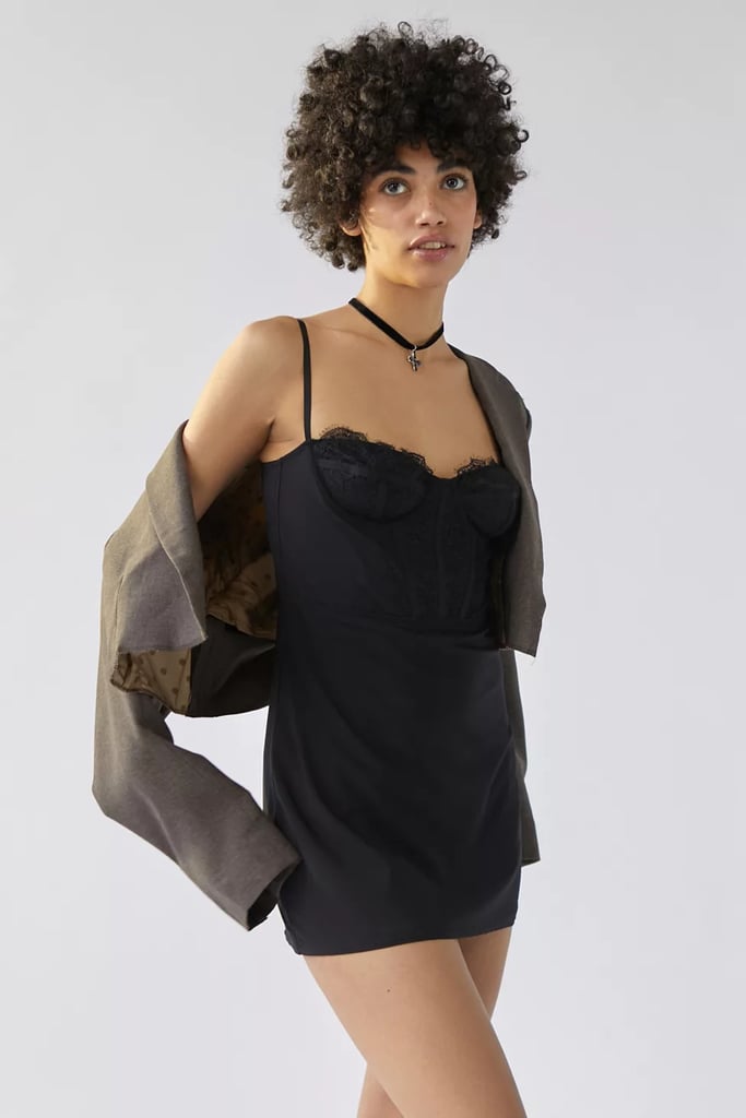 喜爱的连衣裙:Urban Outfitters现代喜欢胸部丰满的迷你裙