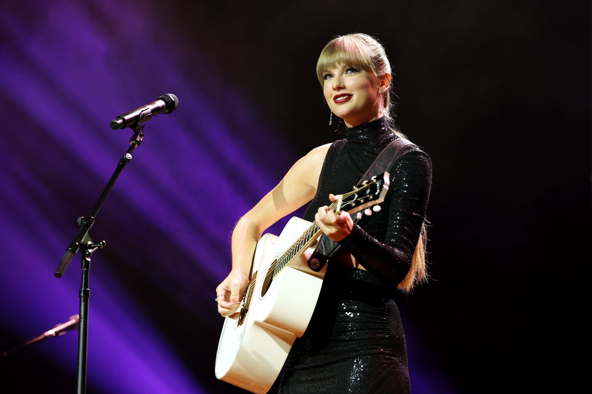 NASHVILLE, TENNESSEE - SEPTEMBER 20: NSAI Songwriter-Artist of the Decade honoree, Taylor Swift performs onstage during NSAI 2022 Nashville Songwriter Awards at Ryman Auditorium on September 20, 2022 in Nashville, Tennessee. (Photo by Terry Wyatt/Getty Images)