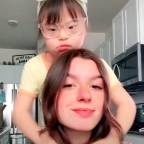 小女孩在抖音视频里给姐姐做头发