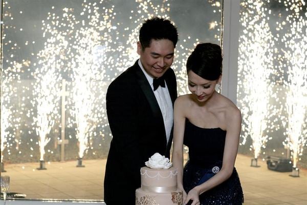 At this romantic Australian wedding the couple was surrounded by ground fireworks during the cake-cutting ceremony.