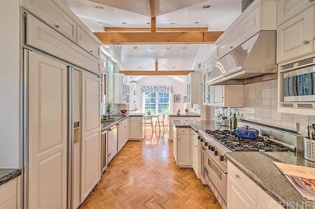 Leonardo DiCaprio Sells House in Studio City, CA