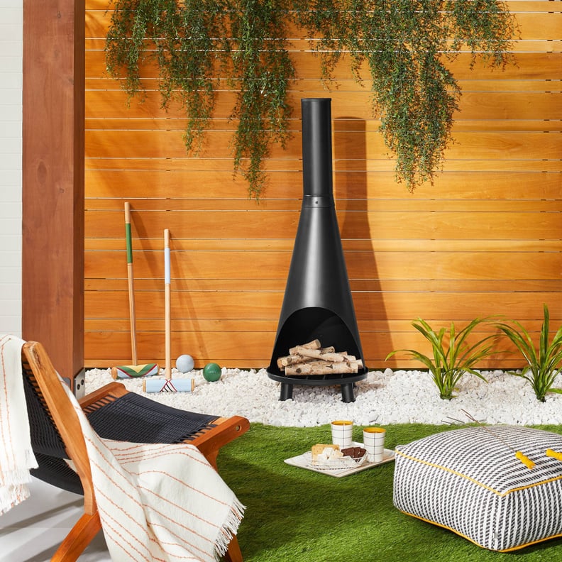 温暖的装饰:炉和与木兰木材燃烧室外金属火坑