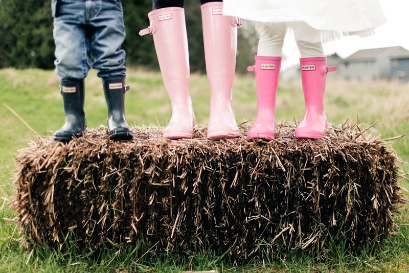 How sweet! Matching rain boots made for an adorable Easter family photo.
Source: Kaylee Eylander Photography via Jenny Cookies