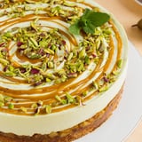 تشيز كيك ماء الورد والفستق النباتي تشيز كيك ماء الورد والفستق النباتي