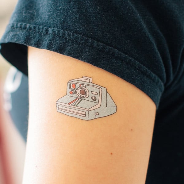 camera tattoo small cute wrist outline smalltattoos  Tatuagem de  fotógrafos Tatuagens de câmera Idéias de tatuagem pequenas