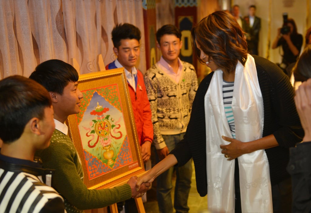 Michelle Obama shook hands with students while visiting Chengdu.