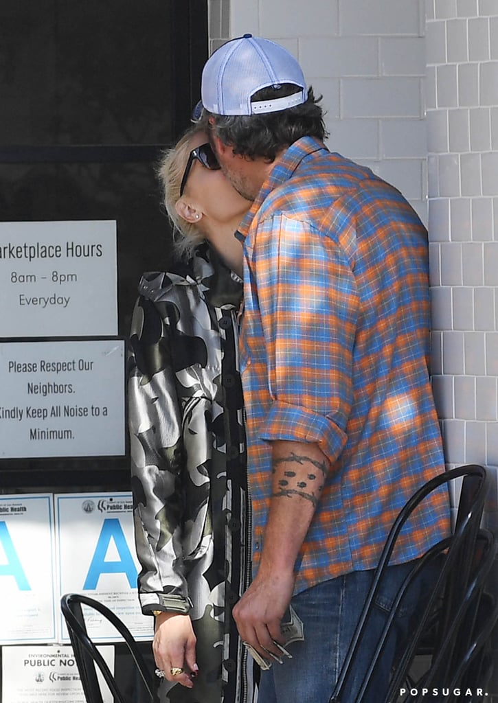 Blake Shelton and Gwen Stefani Kissing October 2016 POPSUGAR Celebrity