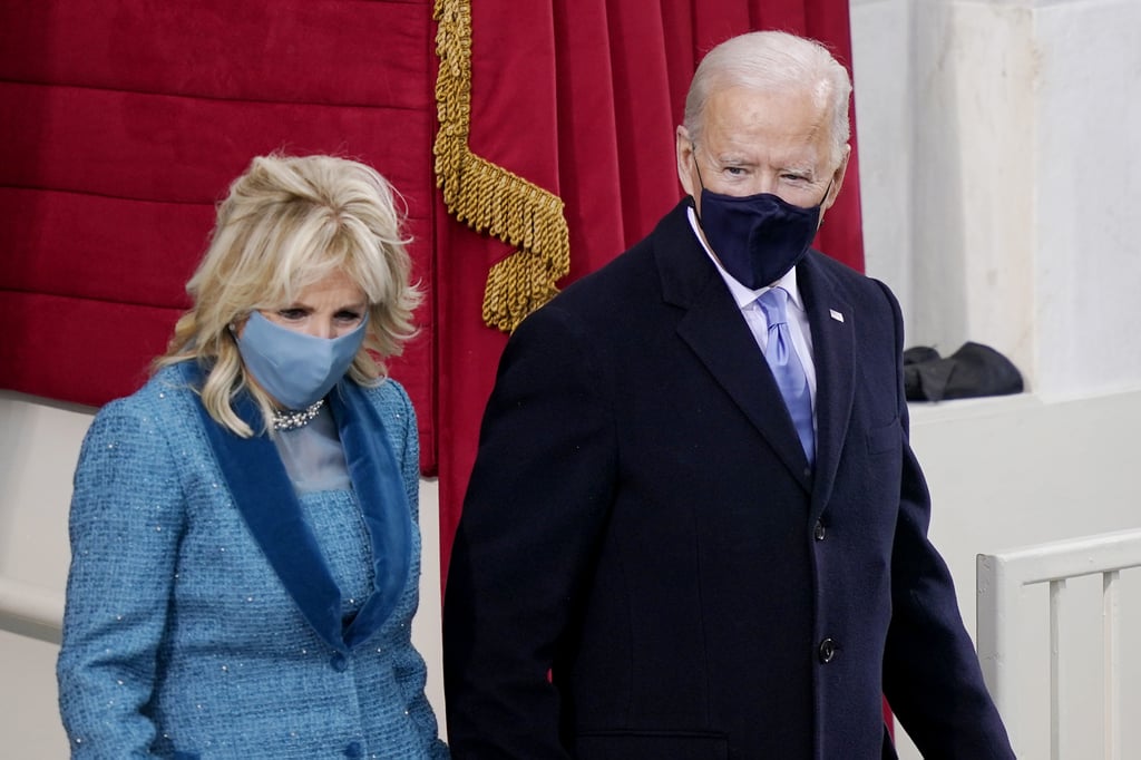 乔•拜登(Joe Biden)戴着海军拉尔夫•劳伦(Ralph Lauren)适合就职典礼