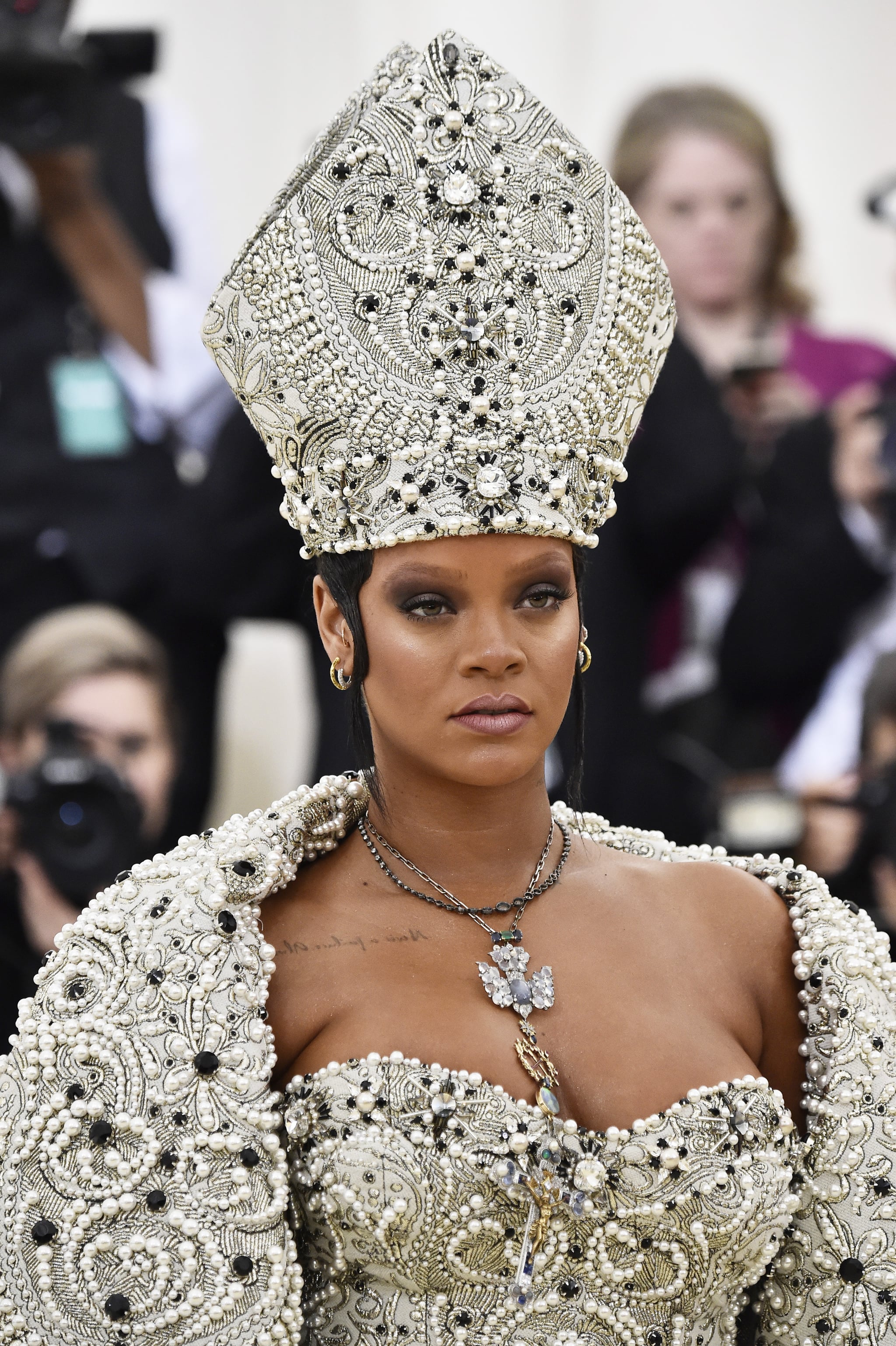 Rihanna At The 2018 Met Gala All Hail Queen Fenty Zoom In On Rihanna S Epic Met Gala Beauty Look Popsugar Beauty Photo 6
