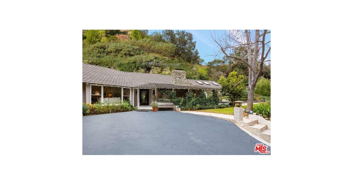Amy Smart And Carter Oosterhouse Selling Home Popsugar