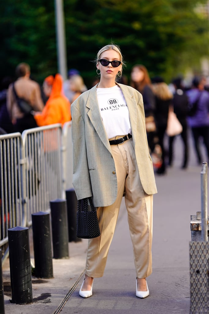 A white tee brings balance to an oversize blazer and pants. White pumps guarantee a sophisticated finish.