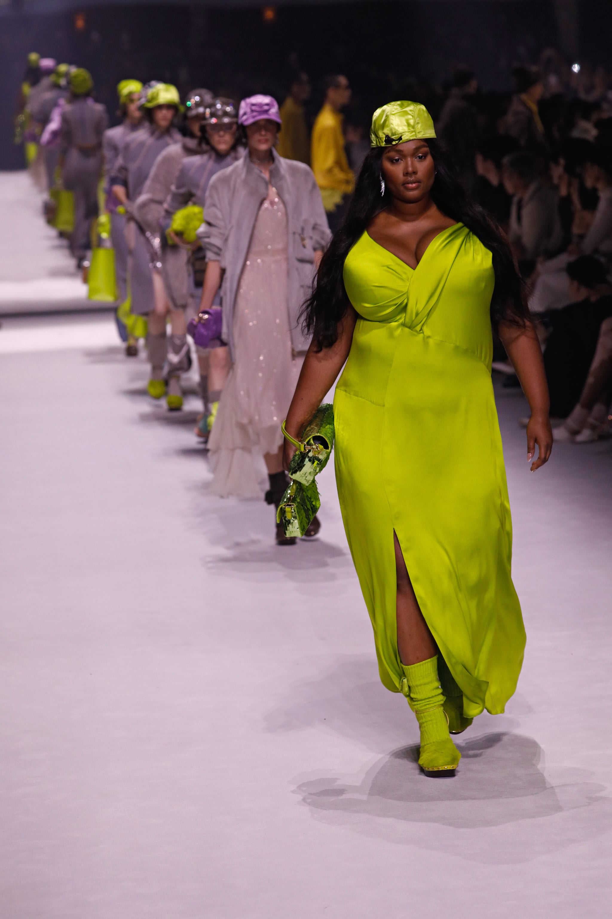 NUEVA YORK, NUEVA YORK - 9 DE SEPTIEMBRE: Las modelos caminan por la pasarela en la Fendi Spring Summer 2023 durante la Semana de la Moda de Nueva York de septiembre de 2022: The Shows at Hammerstein Ballroom el 9 de septiembre de 2022 en la ciudad de Nueva York.  (Foto de Randy Brooke/WireImage)