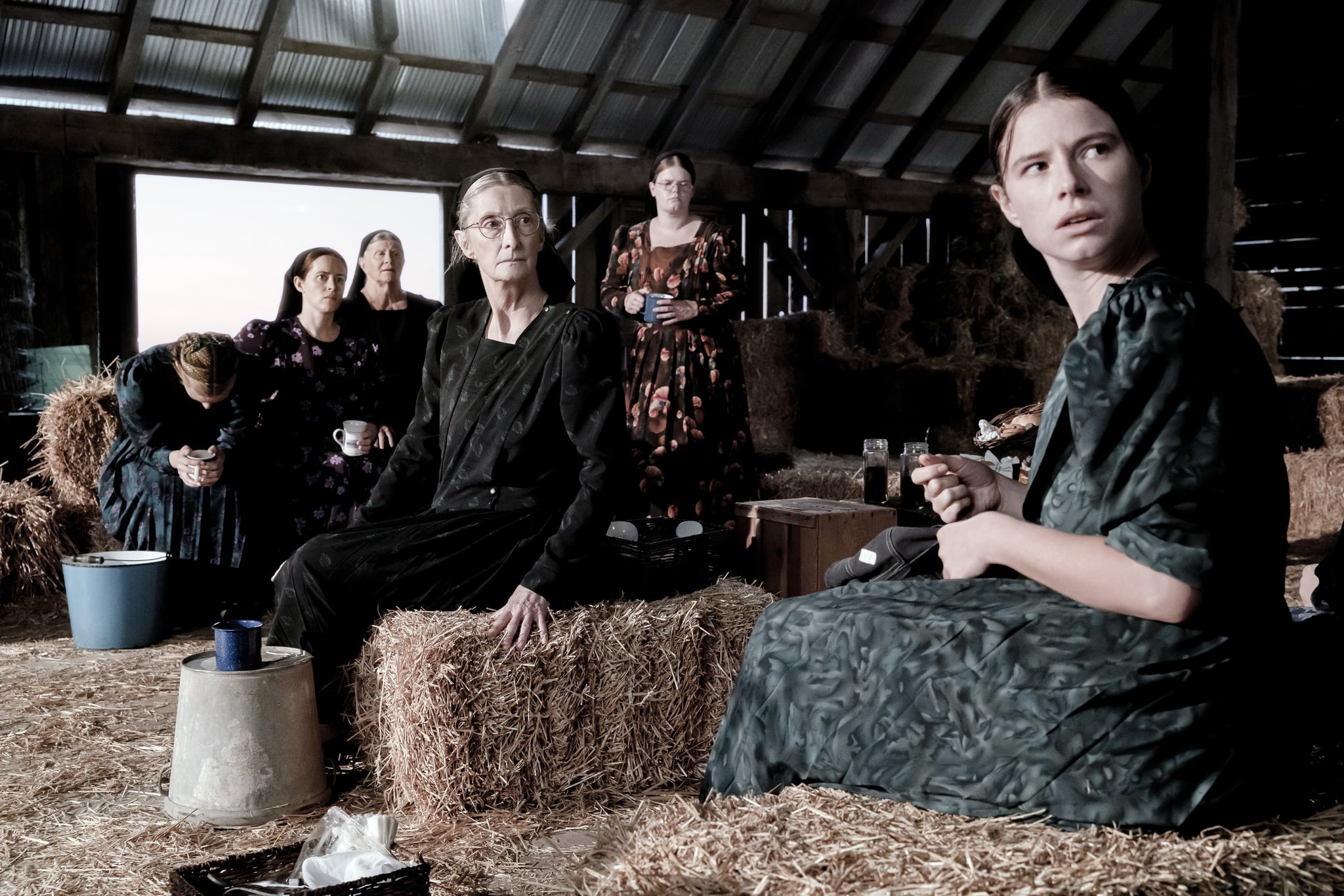 WOMEN TALKING, from left: Rooney Mara, Claire Foy, Judith Ivey, Sheila McCarthy, Michelle McLeod, Jessie Buckley, 2022. ph: Michael Gibson /  Orion Pictures / courtesy Everett Collection