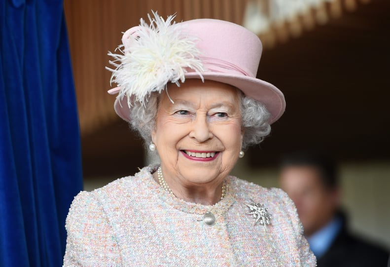 英国奇切斯特- 11月30日:英国女王伊丽莎白二世在奇切斯特剧院在访问西萨塞克斯郡11月30日,2017年在英国奇切斯特。(图片由斯图亚特·c·威尔逊/盖蒂图片社)