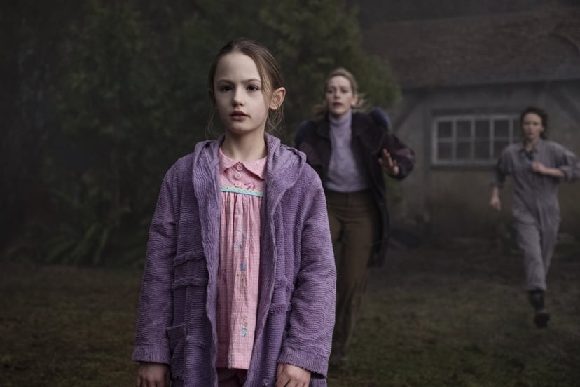 THE HAUNTING OF BLY MANOR (L to R) AMELIE BEA SMITH as FLORA, VICTORIA PEDRETTI as DANI, and AMELIA EVE as JAMIE in episode, 206 of THE HAUNTING OF BLY MANOR. Cr. EIKE SCHROTER/NETFLIX  2020